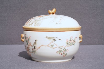 Een Chinese qianjiang cai dekselkom, Qianlong merk, 19/20e eeuw